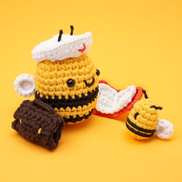 bee_with_accessories_1x1_ac0c96c4-0211-497e-9d5d-ad4ef0b264a8-1